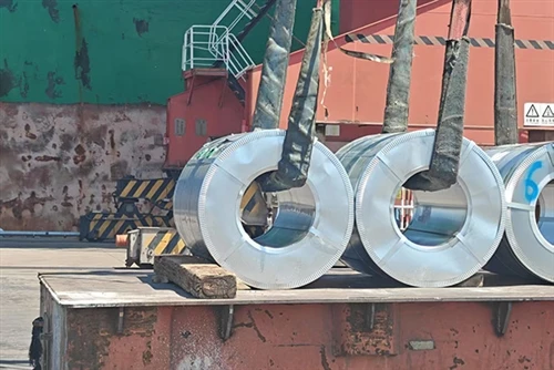 200 тонн рулонів холоднокатаної вуглецевої сталі успішно завершено портові оп...